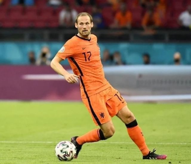 Tiền vệ trung tâm có nhiệm vụ hỗ trợ tiền đạo tấn công và lùi về phòng ngự hỗ trợ hậu vệ