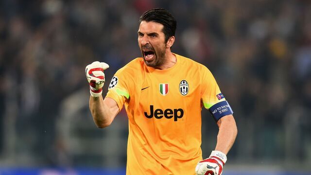 Gianluigi Buffon với sự nghiệp đáng kinh ngạc kéo dài hơn hai thập kỷ