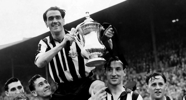 Joe Harvey từng chi đạo các cầu thủ Newcastle Joe Harvey từng chi đạo các cầu thủ Newcastle