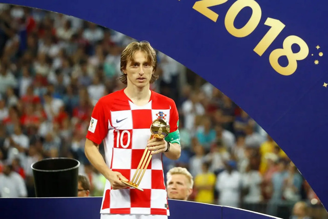 Modric đã được vinh danh là cầu thủ xuất sắc nhất và nhận được Quả bóng vàng Modric đã được vinh danh là cầu thủ xuất sắc nhất và nhận được Quả bóng vàng