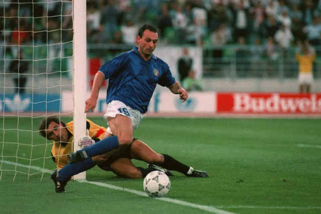 Salvatore Schillaci là chân sút đến từ Italia Salvatore Schillaci là chân sút đến từ Italia