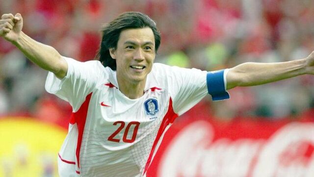 Hong Myung-bo là một trong những cầu thủ vĩ đại nhất trong lịch sử bóng đá Hàn Quốc Hong Myung-bo là một trong những cầu thủ vĩ đại nhất trong lịch sử bóng đá Hàn Quốc