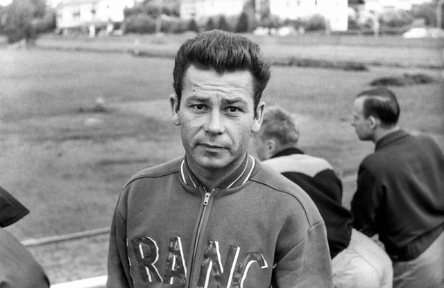 Just Fontaine là một trong những tiền đạo vĩ đại nhất trong lịch sử bóng đá Just Fontaine là một trong những tiền đạo vĩ đại nhất trong lịch sử bóng đá