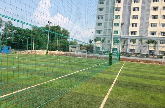 Tìm hiểu những đặc điểm nổi bật của lưới chắn sân bóng đá