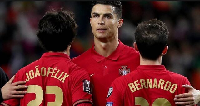 Trang phục truyền thống của Bồ Đào Nha chủ yếu có màu đỏ phối hợp với viền xanh lá cây Trang phục truyền thống của Bồ Đào Nha chủ yếu có màu đỏ phối hợp với viền xanh lá cây