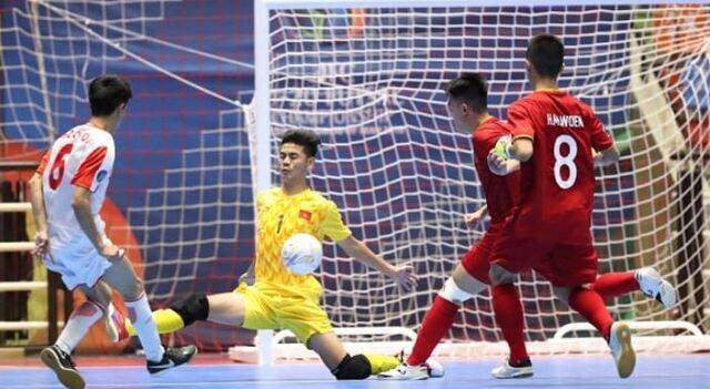 Bóng đá là một trong những môn thể thao được nhiều người yêu thích và hâm mộ Bóng đá là một trong những môn thể thao được nhiều người yêu thích và hâm mộ