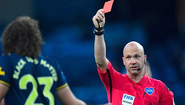 Thổi còi và giơ thẻ phạt Thổi còi và giơ thẻ phạt