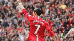 Cristiano Ronaldo mang áo số 7, gắn liền với thương hiệu CR7