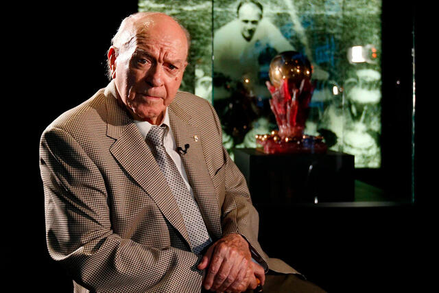 Alfredo Di Stefano là người giành được Siêu Quả bóng Vàng đầu tiên Alfredo Di Stefano là người giành được Siêu Quả bóng Vàng đầu tiên