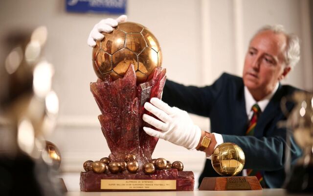 Siêu Quả bóng Vàng là giải thưởng được trao vào ngày 24 tháng 12 năm 1989 bởi tạp chí France Football của Pháp Siêu Quả bóng Vàng là giải thưởng được trao vào ngày 24 tháng 12 năm 1989 bởi tạp chí France Football của Pháp